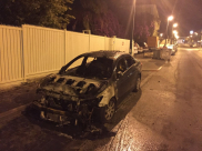 بالصور: فجر اليوم - مجهولون يضرمون النيران في مركبة بمدينة يافا 